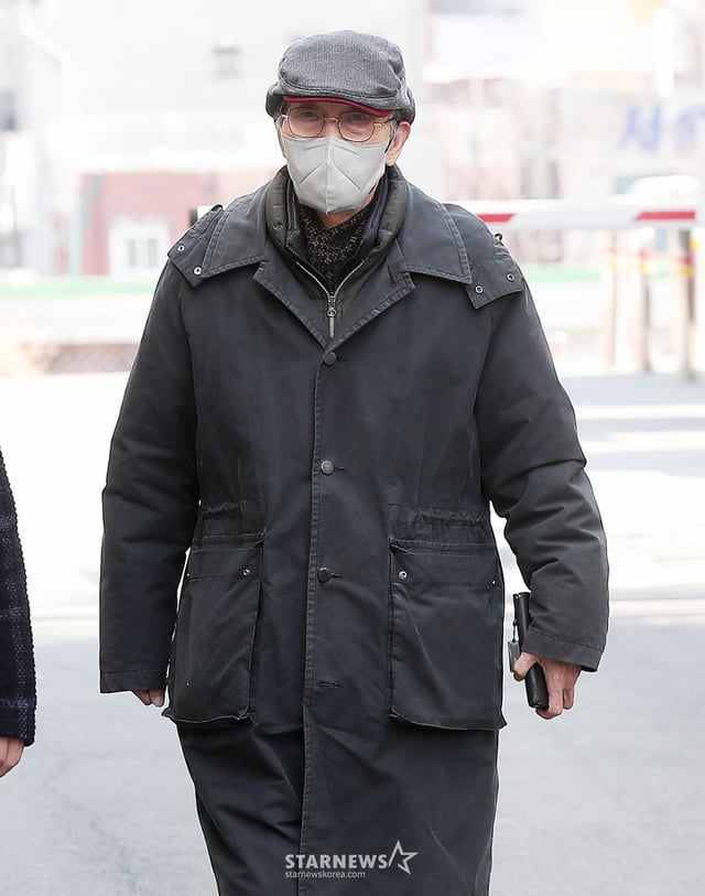 강제추행 혐의로 기소된 배우 오영수가 3일 오후 경기 성남시 수정구 단대동 수원지방법원 성남지원에서 진행되는 첫 공판에 출석하고 있다. 오영수는 지난 2017년 여성 A씨의 신체를 부적절하게 접촉한 혐의를 받고 있다. 2021년 12월 A씨는 경찰에 고소장을 제출했지만, 경찰은 불송치 결정을 내렸다. 이에 A씨가 이의신청을 했고, 수원지검 성남지청은 재수사를 해왔다. 오영수는 강제추행 혐의를 부인하고 있다. 그는 앞서 진행된 검찰 조사에서 A씨의 일방적인 주장이라는 입장을 보였다. 하지만 검찰은 지난해 11월 오영수를 불구속 기소했다. 2023.02.03