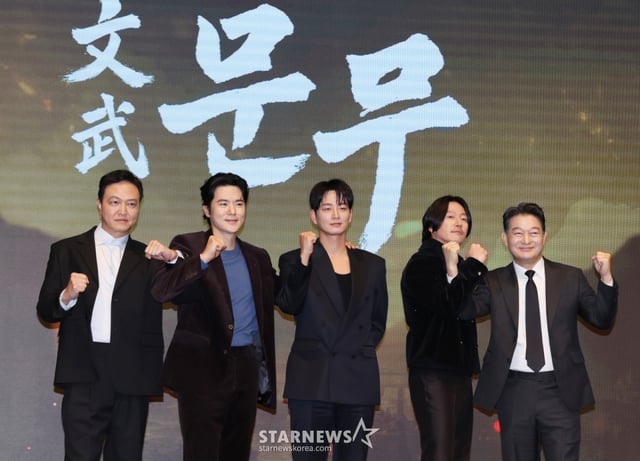 배우 정웅인, 김강우, 이현욱, 장혁, 조성하가 18일 오후 서울 구로구 더세인트에서 진행된 KBS 2TV 대하드라마 '문무' 제작보고회에 참석해 포즈를 취하고 있다. '문무'는 약소국 신라가 고구려, 백제를 넘어 당나라까지 물리치고, 삼국통일을 완성한 위대한 승리의 역사를 조명하는 역사 드라마다. /2025.11.18 /사진=이동훈 photoguy@