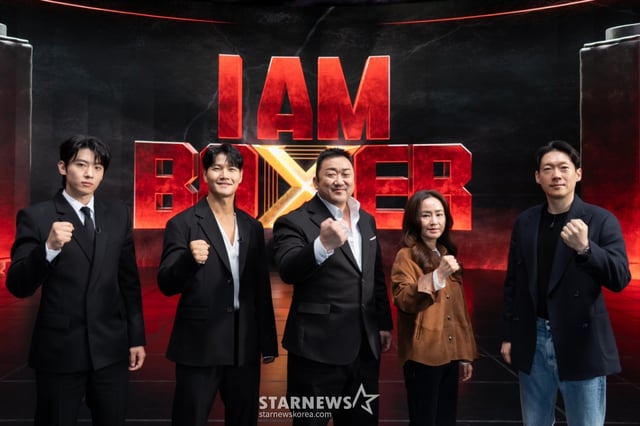 덱스, 김종국, 마동석, 강숙경 작가, 이원웅 PD가 19일 온라인으로 진행된 tvN 예능 'I AM BOXER'(아이 엠 복서) 제작발표회에 참석해 포즈를 취하고 있다. 세계적인 액션 스타이자 30년 경력 복싱 체육관 관장 마동석! K-복싱의 부활을 위해 마동석이 직접 설계한 초대형 블록버스터 복싱 서바이벌 'I AM BOXER'는 오는 21일 첫 방송된다. /사진제공=CJENM 2025.11.19 /사진=이동훈 photoguy@