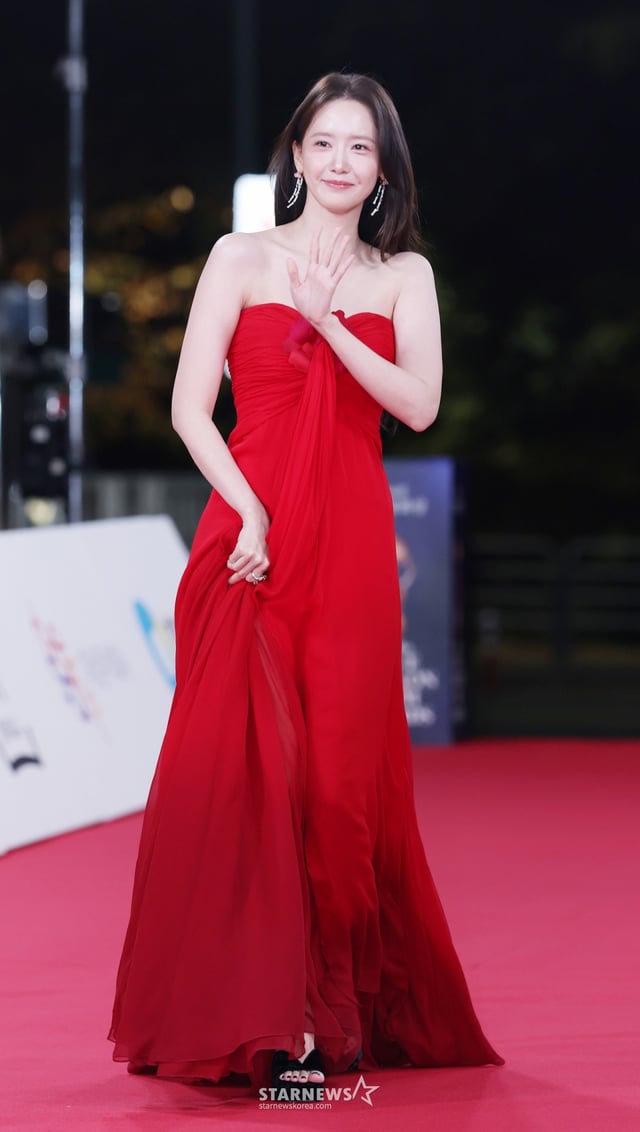 배우 임윤아가 19일 서울 영등포구 여의도 KBS홀에서 진행된 '제46회 청룡영화상' 시상식 레드카펫에 참석하고 있다./2025.11.19 /사진=김휘선 hwijpg@