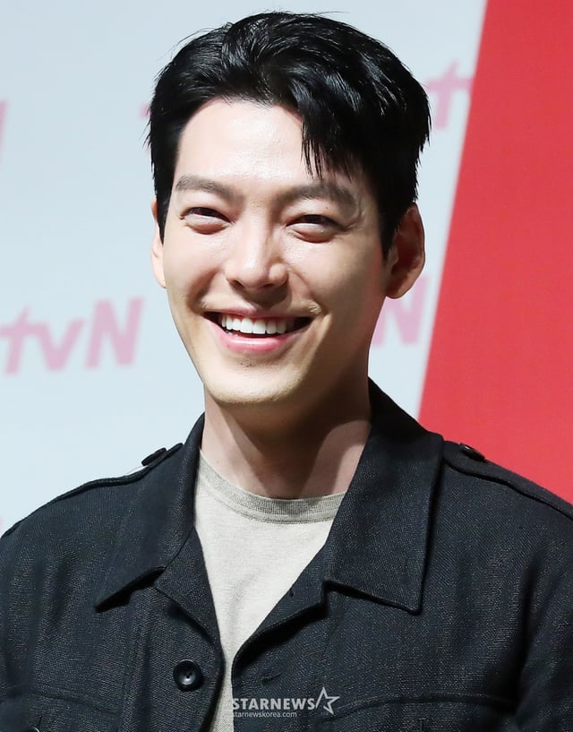 배우 김우빈이 11일 오후 서울 강남구 논현동 엘리에나 호텔에서 진행된 tvN 예능 '콩심은데 콩나고 팥심은데 팥난다(콩콩팥팥)' 제작발표회에 참석해 포즈를 취하고 있다. 2023.10.11 /사진=김창현