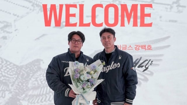 강백호(왼쪽)가 계약 후 손혁 단장과 함께 기념촬영을 하고 있다. /사진=한화 이글스 제공