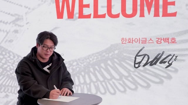 계약서에 사인하고 있는 강백호. /사진=한화 이글스 제공