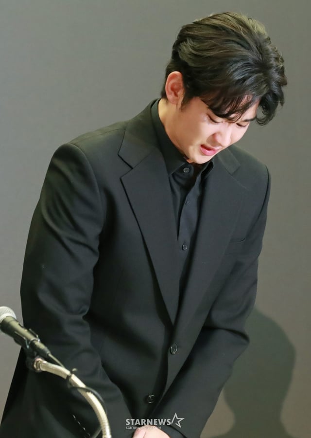 배우 김수현이 31일 오후 서울 마포구 상암동 스탠포드호텔에서 진행된 기자회견에서 최근 불거진 사생활 논란에 대해 밝히고 있다. /2025.03.31 /사진=이동훈 photoguy@