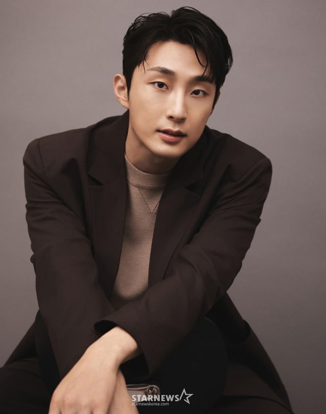 SBS 드라마 '우주메리미'의 배우 배나라가 21일 진행된 라운드 인터뷰를 위해 포즈를 취하고 있다. /사진제공=YY엔터테인먼트 /2025.11.21 /사진=김휘선 hwijpg@