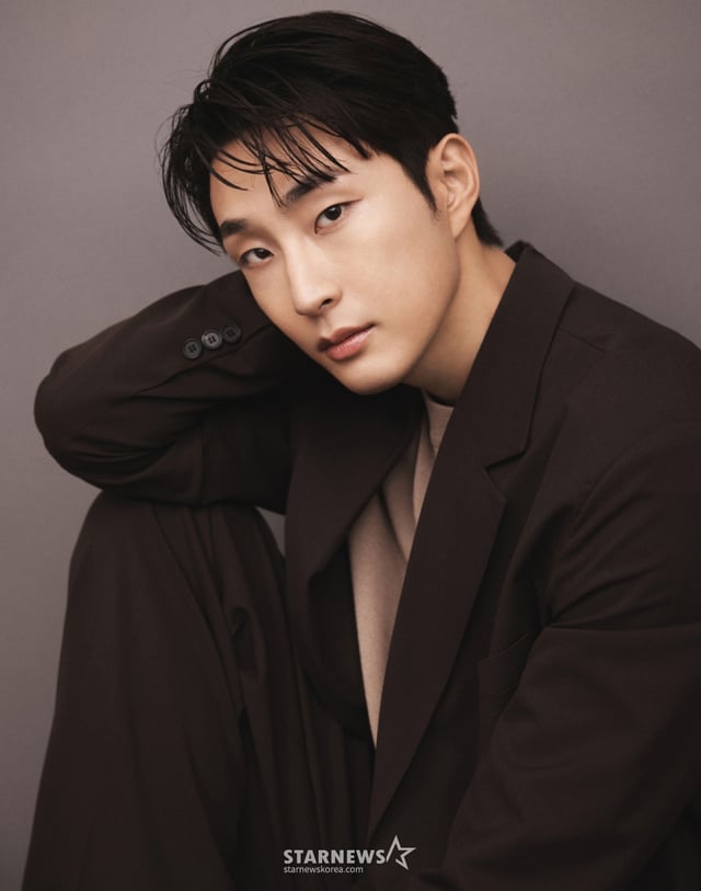 SBS 드라마 '우주메리미'의 배우 배나라가 21일 진행된 라운드 인터뷰를 위해 포즈를 취하고 있다. /사진제공=YY엔터테인먼트 /2025.11.21 /사진=김휘선 hwijpg@