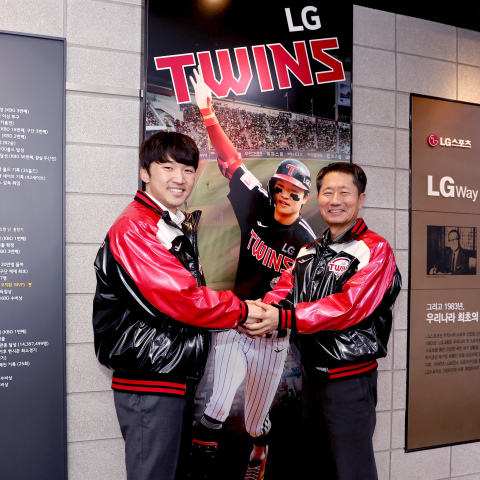 박해민(왼쪽)과 김인석 LG 대표이사. /사진=LG 트윈스 제공