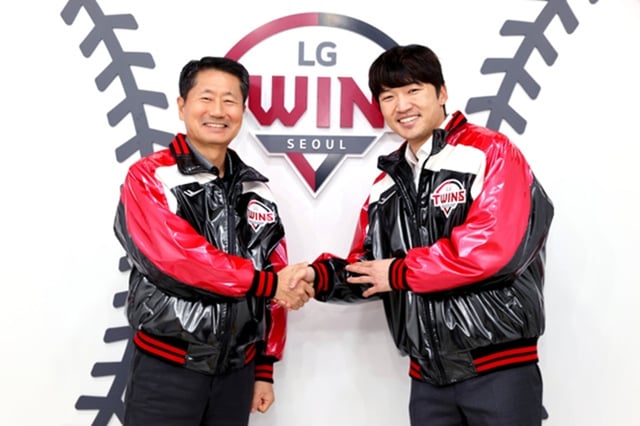 박해민(오른쪽)과 김인석 LG 대표이사. /사진=LG 트윈스 제공