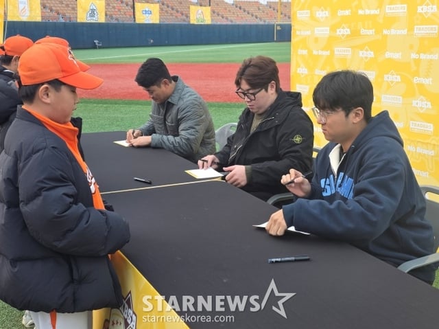 왼쪽부터 노경은, 이로운, 송승기가 23일 서울 목동야구장에서 열린 '2025 이마트 노브랜드배 CHAMPIONSHIP'에서 팬들에게 사인하고 있다. /사진=김동윤 기자