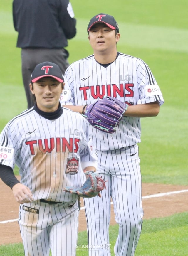 2025 KBO리그 한국시리즈 1차전 LG 트윈스 대 한화 이글스전이 26일 잠실야구장에서 열렸다. LG 송승기(가운데)가 이닝을 마친 후 밝은 표정으로 철수하고 있다. /사진=김진경 대기자