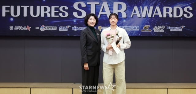 24일 오후 서울 프레스센터에서 진행된 2025 퓨처스 스타대상 시상식(주최 스타뉴스)에서 농구부문 스타상을 수상한 이가현(오른쪽, 수피아여고3-신한은행)이 김화순 대한민국농구협회 부회장과 포즈를 취하고 있다. /사진=김휘선 기자