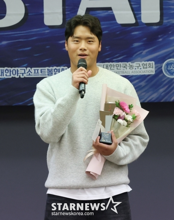 박도훈이 24일 서울 중구 한국프레스센터 19층 기자회견장에서 열린 '2025 퓨처스 스타대상'에서 축구 부문 미래스타상 수상 후 소감을 말하고 있다. /사진=김진경 대기자