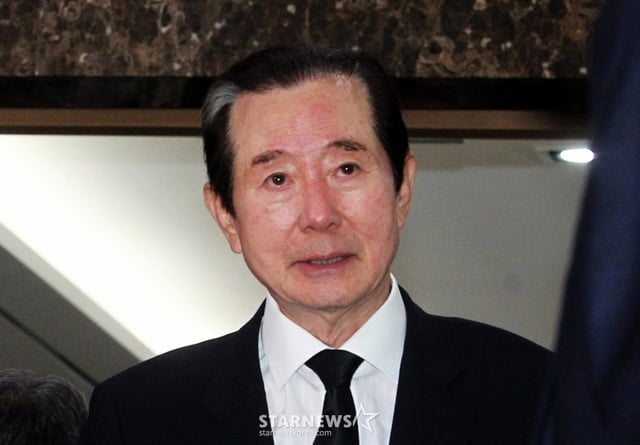 (서울=뉴스1) = 1970∼1980년대 인기 아나운서 출신으로 3선 의원과 당 대표를 역임한 변웅전 전 의원이 지난 23일 밤 향년 85세 일기로 세상을 떠났다고 유족이 24일 전했다. 사진은 지난 2018년 김종필 전 국무총리의 빈소에서 조문을 마치고 나오는 변 전 의원. (뉴스1 DB) 2025.11.24/뉴스1 Copyright © 뉴스1. All rights reserved. 무단 전재 및 재배포, AI학습 이용 금지. /사진=(서울=뉴스1)