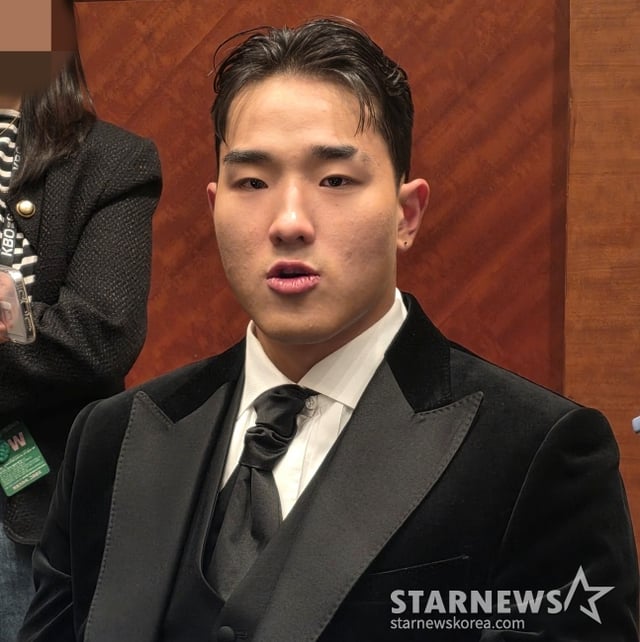 KT 안현민이 24일 서울 롯데호텔 월드 크리스탈볼룸에서 열린 '2025 신한 SOL 뱅크 KBO 시상식'에서 신인왕을 수상한 후 인터뷰하고 있다. /사진=김동윤 기자