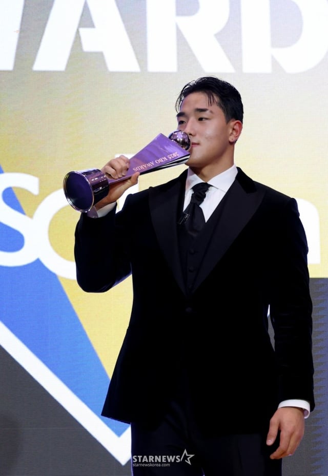 KT 안현민이 24일 서울 롯데호텔 월드 크리스탈볼룸에서 열린 '2025 신한 SOL 뱅크 KBO 시상식'에서 신인왕을 수상하고 트로피에 입맞추고 있다. /사진=강영조 선임기자