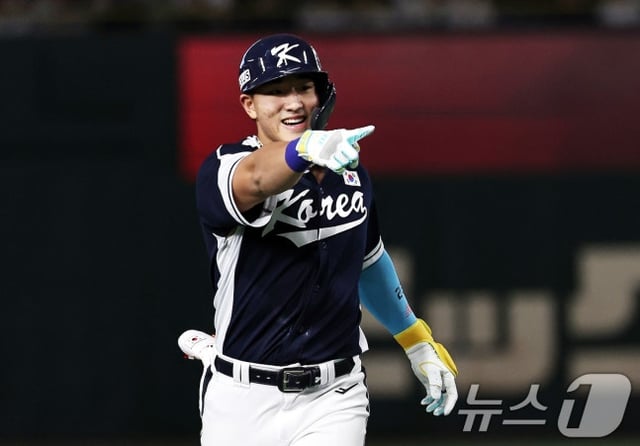 15일 일본 도쿄돔에서 열린 '2025 케이 베이스볼 시리즈(K-BASEBALL SERIES)' 일본과의 1차전 경기. 대한민국 안현민이 4회초 무사 1루 상황 투런홈런을 친 뒤 그라운드를 돌고 있다. /사진=뉴스1 제공