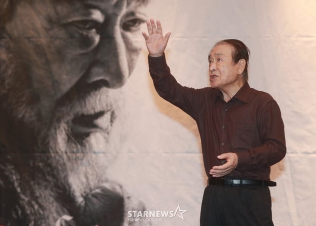 배우 이순재가 10일 오후 서울 마포구 SNU장학빌딩에서 진행된 연극 '리어왕' 연습실 공개 행사에서 시연하고 있다. 이순재의 연극 '리어왕'은 6월 1일부터 18일까지 LG 아트센터 서울에서 공연된다. /2023.05.10