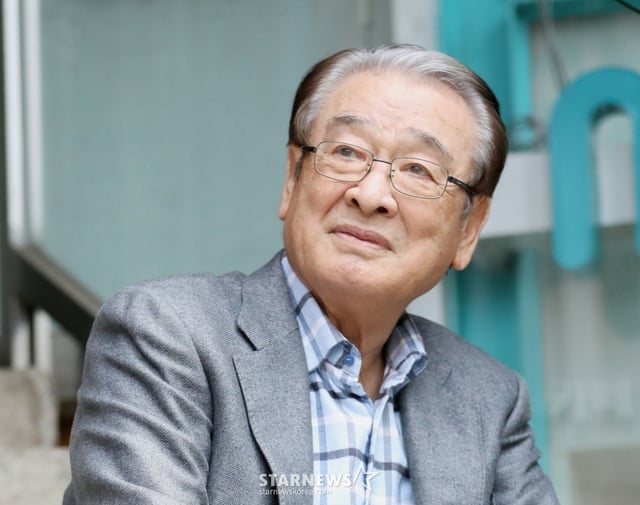 (서울=뉴스1) = 70년간 연기 인생을 이어오며 세대를 넘어 사랑받은 배우 이순재가 25일 새벽 91세 일기로 별세했다. 지난해부터 건강이 약해진 그는 병원 치료를 받으며 복귀에 힘썼지만 결국 유명을 달리했다. (뉴스1 DB) 2025.11.25/뉴스1 Copyright © 뉴스1. All rights reserved. 무단 전재 및 재배포, AI학습 이용 금지. /사진=(서울=뉴스1)
