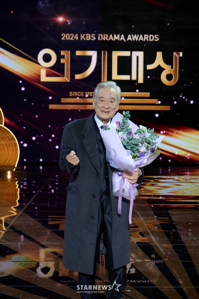 배우 이순재가 11일 오후 KBS 2TV에서 방송된 '2024 KBS 연기대상'에서 대상을 받은 뒤 포즈를 취하고 있다.  '2024 KBS 연기대상'은 지난달 31일 서울 영등포구 여의도 KBS홀에서 MC 장성규, 소녀시대 서현, 문상민의 진행 아래 시상식이 꾸며졌다. 작년 12월 29일 무안공항 제주항공 여객기 참사 여파로 국가 애도 기간이 선포됨에 따라 추모 물결에 동참, 예정된 생중계를 취소하고 방송을 한 해 미뤘다. / 사진제공=KBS /사진=김창현 chmt@
