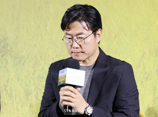 나영석 PD가 25일 서울 용산구 CGV아이파크몰에서 진행된 넷플릭스 예능 ‘케냐 간 세끼’ 제작발표회에 참석해 故이순재 배우를 추모하고 있다. /2025.11.25 /사진=김휘선 hwijpg@