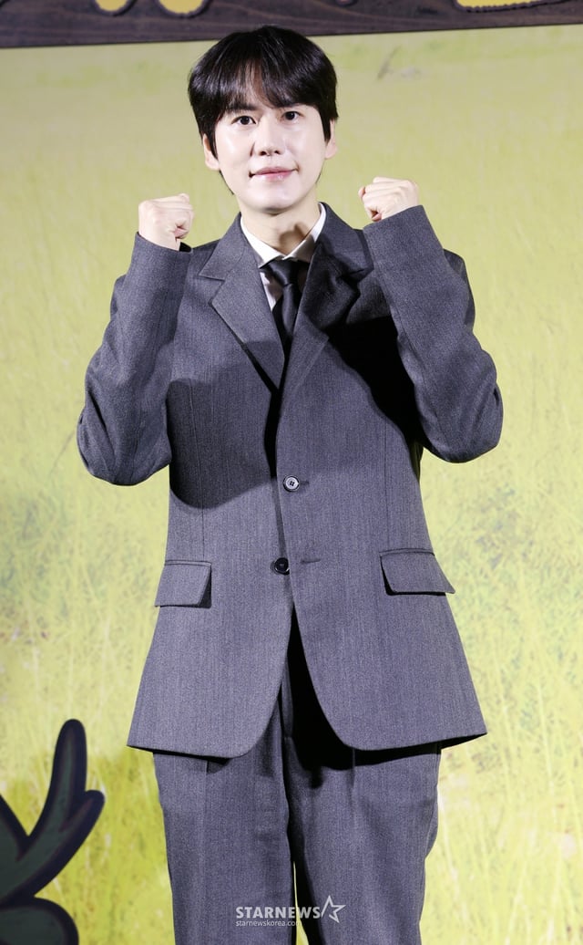 가수 규현이 25일 서울 용산구 CGV아이파크몰에서 진행된 넷플릭스 예능 ‘케냐 간 세끼’ 제작발표회에 참석해 포즈를 취하고 있다. /2025.11.25 /사진=김휘선 hwijpg@