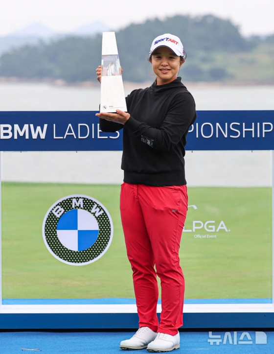 해남 파인비치 골프링크스에서 열린 BMW 레이디스 챔피언십 2025 파이널 라운드에서 최종 우승한 김세영이 우승트로피를 들고 있다. /사진=뉴시스