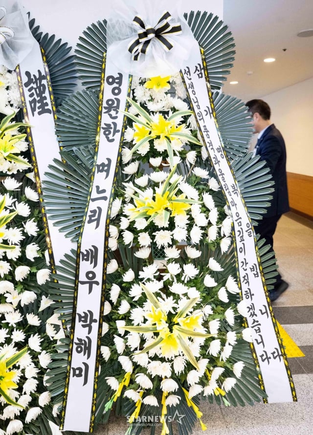 [서울=뉴시스] 사진공동취재단 = 25일 서울 송파구 풍납동 서울아산병원 장례식장에 마련된 배우 이순재의 빈소에 박해미가 보낸 근조화환이 세워져 있다. 2025.11.25. photo@newsis.com /사진=류현주