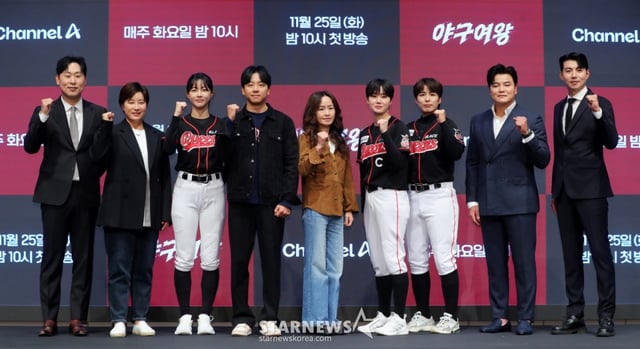 [서울=뉴시스] 김혜진 기자 = 방송인 윤석민(왼쪽부터), 박세리, 김민지, 신재호PD, 강숙경 작가, 김온아, 김성연, 추신수, 이대형이 25일 오후 서울 구로구 더세인트에서 열린 채널A 새 예능 프로그램 '야구여왕' 제작발표회에서 포즈를 취하고 있다. 2025.11.25. jini@newsis.com /사진=김혜진