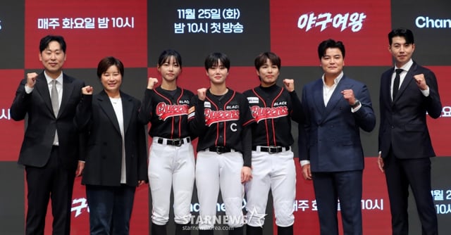 [서울=뉴시스] 김혜진 기자 = 방송인 윤석민(왼쪽부터), 박세리, 김민지, 김온아, 김성연, 추신수, 이대형이 25일 오후 서울 구로구 더세인트에서 열린 채널A 새 예능 프로그램 '야구여왕' 제작발표회에서 포즈를 취하고 있다. 2025.11.25. jini@newsis.com /사진=김혜진
