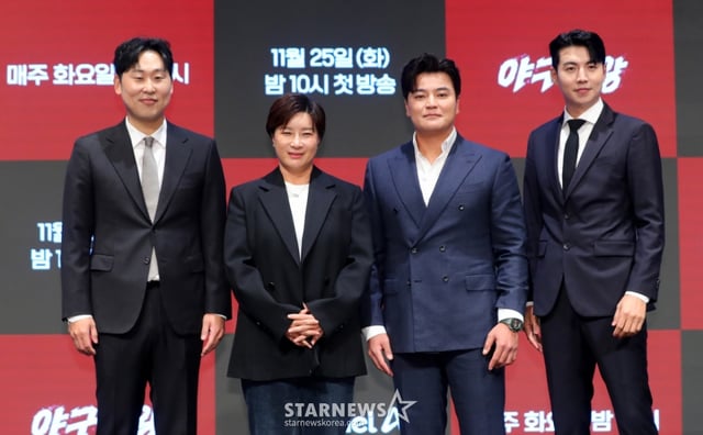 [서울=뉴시스] 김혜진 기자 = 방송인 윤석민(왼쪽부터), 박세리, 추신수, 이대형이 25일 오후 서울 구로구 더세인트에서 열린 채널A 새 예능 프로그램 '야구여왕' 제작발표회에서 포즈를 취하고 있다. 2025.11.25. jini@newsis.com /사진=김혜진