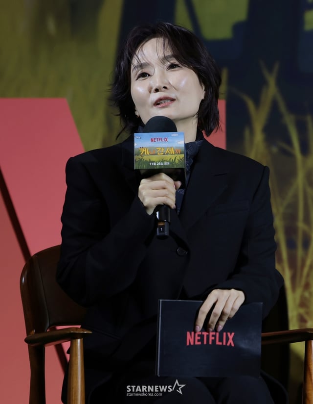 (서울=뉴스1) 권현진 기자 = 방송인 박경림이 25일 오전 서울 용산구 CGV용산아이파크몰에서 열린 넷플릭스 예능 '케냐 간 세끼(연출 나영석 김예슬/작가 이우정)' 제작보고회에서 고 이순재 선생님을 애도하고 있다.  '?케냐 간 세끼'?는 나영석 PD가 넷플릭스에서 첫 선을 보이는 예능으로 웃음 메이커 3인방 이수근, 은지원, 규현 아프리카 여행기를 담았다. 2025.11.25/뉴스1  Copyright © 뉴스1. All rights reserved. 무단 전재 및 재배포,  AI학습 이용 금지. /사진=(서울=뉴스1) 권현진 기자