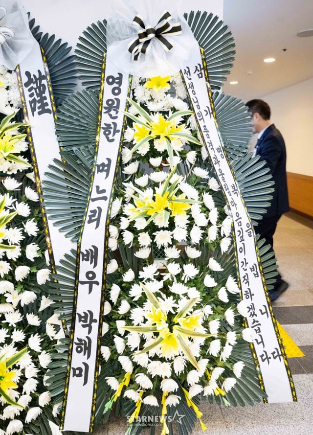 향년 91세로 별세한 25일 별세한 배우 故이순재(전 국회의원)의 빈소가 마련된 서울아산병원 장례식장에 근조화환이 놓여져 있다. 발인은 27일 오전 6시 20분, 장지는 경기 이천 에덴낙원이다. /=사진공동취재단 /2025.11.25 /사진=사진공동취재단