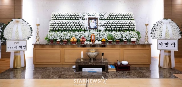 향년 91세로 별세한 25일 별세한 배우 故이순재(전 국회의원)의 빈소가 서울아산병원 장례식장에 마련돼 있다. 발인은 27일 오전 6시 20분, 장지는 경기 이천 에덴낙원이다. /=사진공동취재단 /2025.11.25 /사진=사진공동취재단