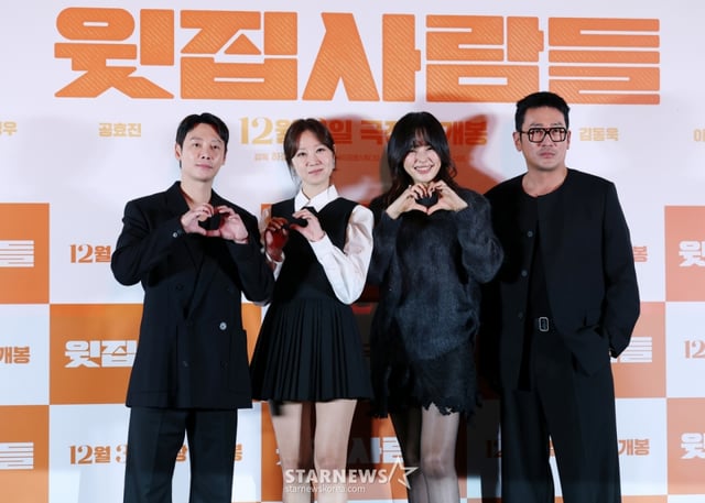 배우 김동욱, 공효진, 이하늬, 하정우가 25일 서울 강남구 메가박스 코엑스에서 진행된 영화 '윗집사람들(감독 하정우)' 언론시사회 및 기자간담회에서 포즈를 취하고 있다./2025.11.25 /사진=김휘선 hwijpg@