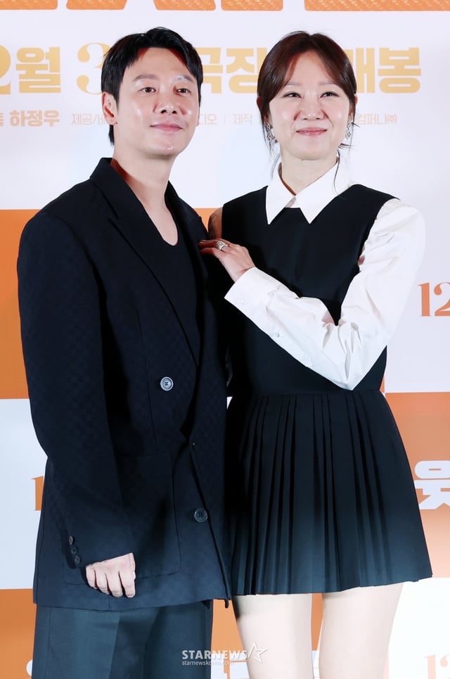 배우 김동욱, 공효진이 25일 서울 강남구 메가박스 코엑스에서 진행된 영화 '윗집사람들(감독 하정우)' 언론시사회 및 기자간담회에서 포즈를 취하고 있다./2025.11.25 /사진=김휘선 hwijpg@