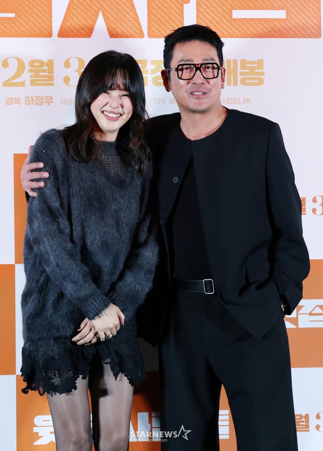 배우 이하늬, 하정우가 25일 서울 강남구 메가박스 코엑스에서 진행된 영화 '윗집사람들(감독 하정우)' 언론시사회 및 기자간담회에서 포즈를 취하고 있다./2025.11.25 /사진=김휘선 hwijpg@
