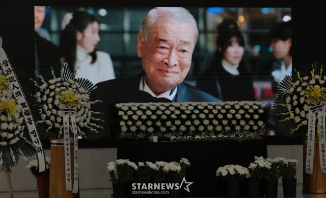 (서울=뉴스1) 권현진 기자 = 25일 서울 여의도 KBS 본관 내 시청자광장에 마련된 故이순재의 특별 분향소에서 고인의 영상이 흘러나오고 있다. 고인은 이날 새벽 91세를 일기로 별세했다. 2025.11.25/뉴스1  Copyright © 뉴스1. All rights reserved. 무단 전재 및 재배포,  AI학습 이용 금지. /사진=(서울=뉴스1) 권현진 기자