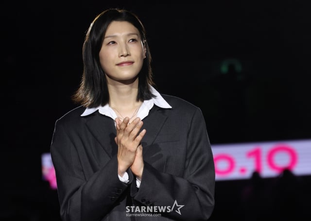 2025-2026시즌 V리그 여자부 개막전 흥국생명 대 정관장 경기가 18일 인천 삼산월드체육관에서 열렸다. 경기 후 배구여제 김연경 은퇴식이 열렸다. 김연경이 팬들과 인사하고 있다, 한국 배구의 '살아있는 전설' 김연경의 등번호 10번이 영구 결번으로 지정됐다. /사진=김진경 kim.jinkyung@