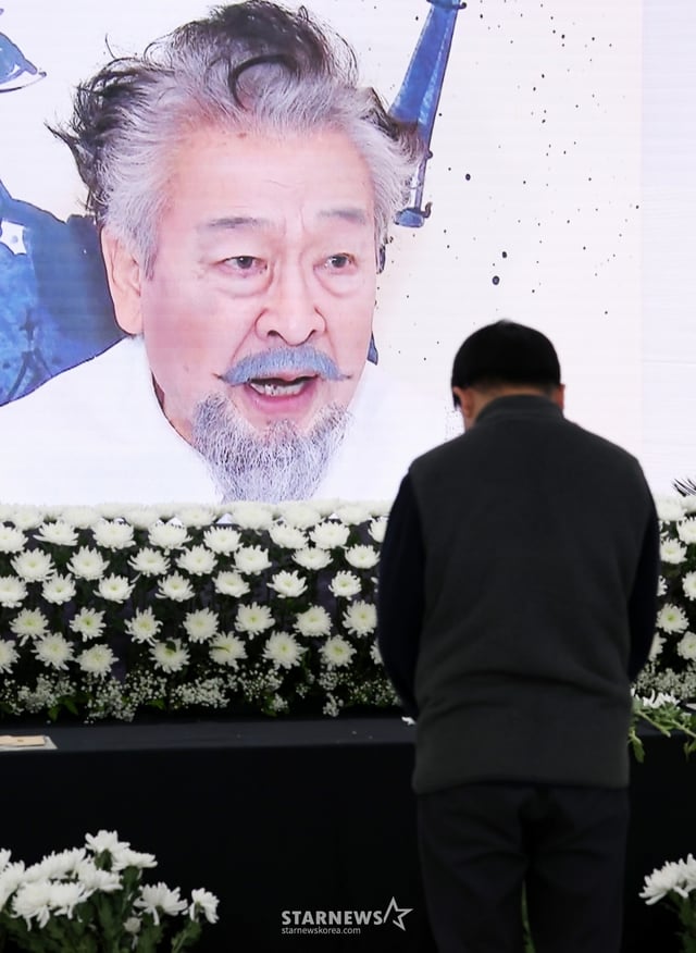 26일 서울 영등포구 KBS 본관에 배우 故이순재(전 국회의원)의 시민 특별 분향소가 마련된 가운데 한 시민이 분향을 하고 있다. 25일 향년 91세로 별세한 故이순재의 발인은 27일 오전 6시 20분, 장지는 경기 이천 에덴낙원이다. /2025.11.26 /사진=김휘선 hwijpg@