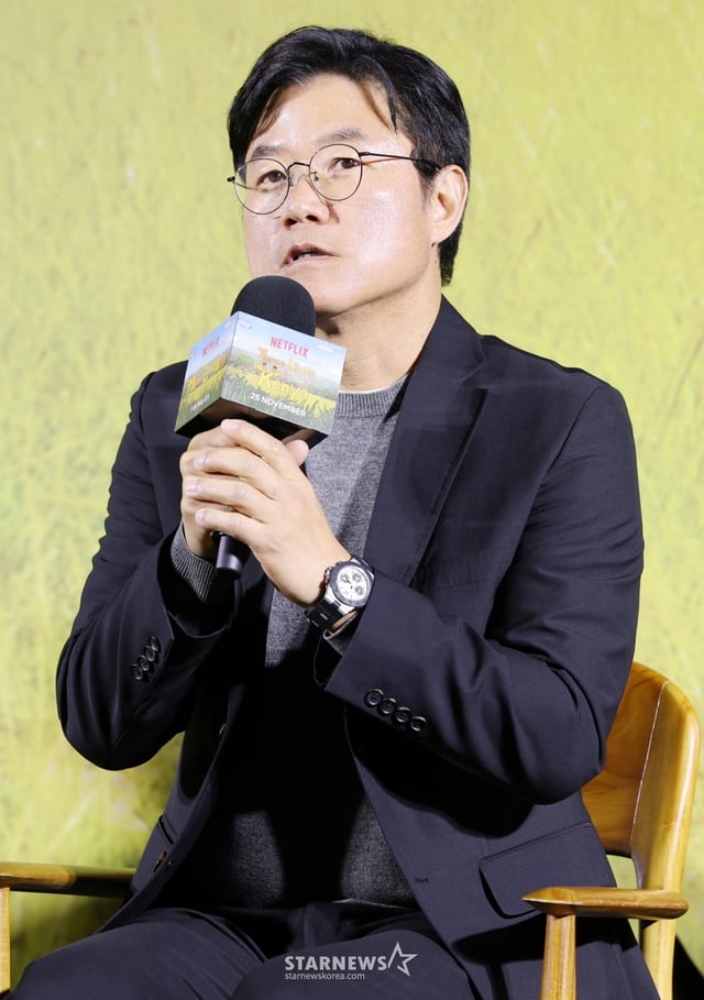 나영석 PD가 25일 서울 용산구 CGV아이파크몰에서 진행된 넷플릭스 예능 ‘케냐 간 세끼’ 제작발표회에 참석해 질의응답을 하고 있다. /2025.11.25 /사진=김휘선 hwijpg@