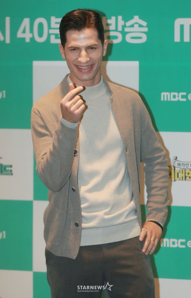 방송인 알베르토 몬디가 16일 오후 서울 마포구 상암동 스탠포드 호텔에서 진행된 MBC에브리원 새 예능 '위대한 가이드' 제작발표회에 참석해 포즈를 취하고 있다. /2023.10.16 /사진=이동훈