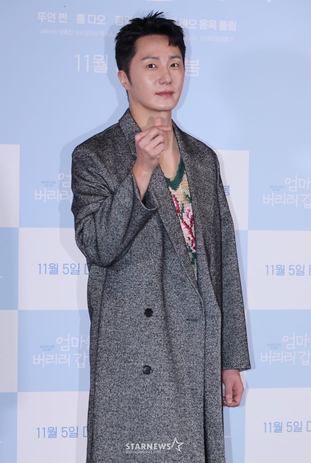 배우 정일우가 29일 오후 서울 CGV용산아이파크몰에서 진행된 영화 '엄마를 버리러 갑니다'(감독 모홍진) 언론배급시사회 및 기자간담회에 참석해 포즈를 취하고 있다. 알츠하이머에 걸린 엄마를 한국에 있는 형에게 데려다 주는 아들의 여행기를 담은 휴먼 드라마 '엄마를 버리러 갑니다'는 베트남에서 15일 연속 박스오피스 1위를 차지하며 200만 관객을 동원한 뒤, 11월 5일 국내 개봉한다. /2025.10.29 /사진=이동훈 photoguy@