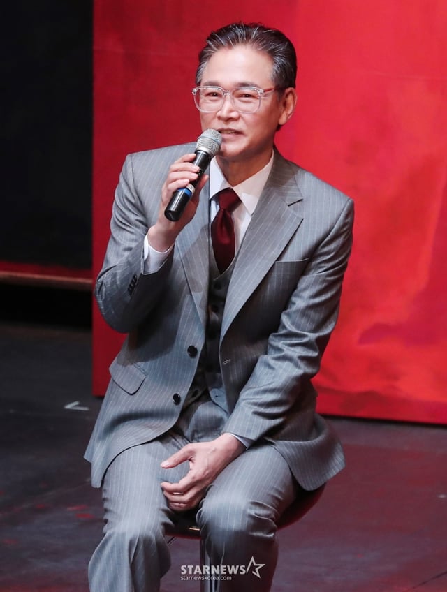 배우 정보석이 28일 오후 서울 서초구 예술의 전당 자유소극장에서 진행된 연극 '레드' 프레스콜에서 인사말을 하고 있다. '레드'는 추상표현주의 시대를 대표하는 화가 '마크 로스코(Mark Rothko)'와 가상 인물인 조수 '켄(Ken)'의 대화로 구성된 2인극이다. 2023년 2월 26일까지 공연된다. 2022.12.28