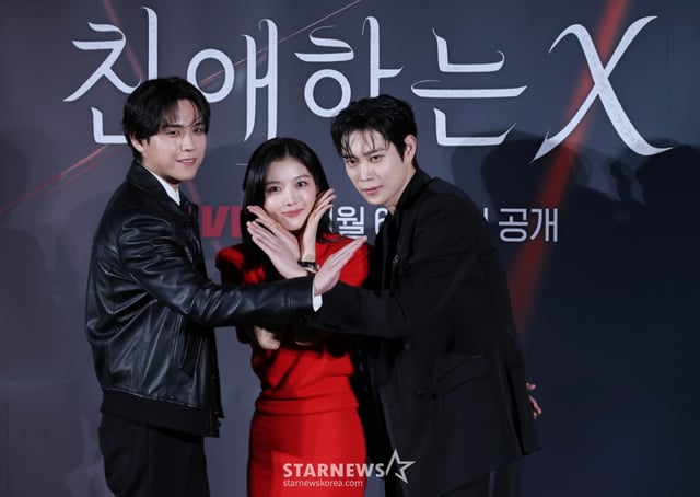 배우 김도훈, 김유정, 김영대가 30일 오후 서울 CGV용산아이파크몰에서 진행된 티빙 오지지널 시리즈 '친애하는 X' 제작발표회에 참석해 포즈를 취하고 있다. 지옥에서 벗어나 가장 높은 곳으로 올라가기 위해 가면을 쓴 여자 '백아진' 그리고 그녀에게 잔혹하게 짓밟힌 X들의 이야기 '친애하는 X'는 11월 6일 공개된다. /2025.10.30 /사진=이동훈 photoguy@