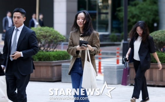 민희진과 하이브 간 주주간계약 해지 확인 및 풋옵션 청구 소송 변론기일인 11일 민희진 전 대표가 서울지방법원에 들어서고 있다. /2025.09.11 /사진=김휘선 hwijpg@
