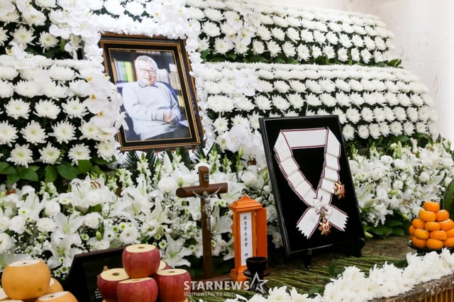 26일 서울 송파구 풍납동 서울아산병원 장례식장에 마련된 배우 이순재의 빈소에 금관문화훈장이 놓여져 있다. 정부는 지난 25일 고인에게 금관문화훈장(1등급)을 추서했다. 문화훈장은 문화예술 발전과 국민 문화 향유에 기여한 공적이 뚜렷한 자에게 수여하는 훈장이다. /=사진공동취재단 /2025.11.26 /사진=사진공동취재단