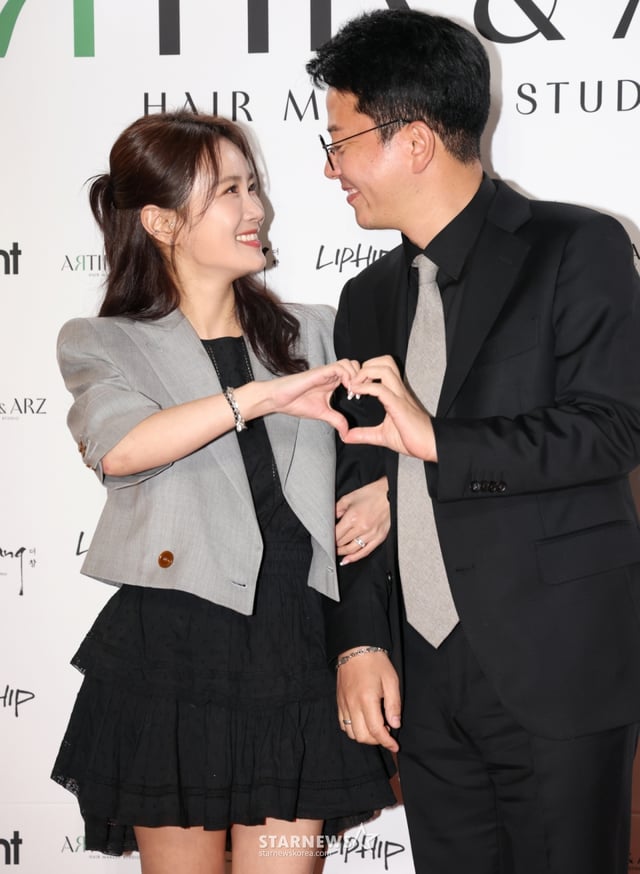 (서울=뉴스1) 권현진 기자 = 개그맨 김지민, 김준호 예비부부가 22일 서울 강남구 한 카페에서 열린 ‘아티르 & 아르즈’ 오프닝 행사에 참석해 포즈를 취하고 있다. 2025.4.22/뉴스1  Copyright © 뉴스1. All rights reserved. 무단 전재 및 재배포,  AI학습 이용 금지. /사진=(서울=뉴스1) 권현진 기자
