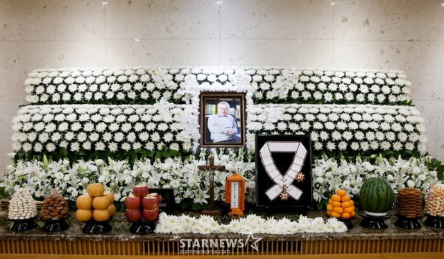 26일 서울 송파구 풍납동 서울아산병원 장례식장에 마련된 배우 이순재의 빈소에 금관문화훈장이 놓여져 있다. 정부는 지난 25일 고인에게 금관문화훈장(1등급)을 추서했다.   문화훈장은 문화예술 발전과 국민 문화 향유에 기여한 공적이 뚜렷한 자에게 수여하는 훈장이다. /=사진공동취재단 /2025.11.26 /사진=사진공동취재단