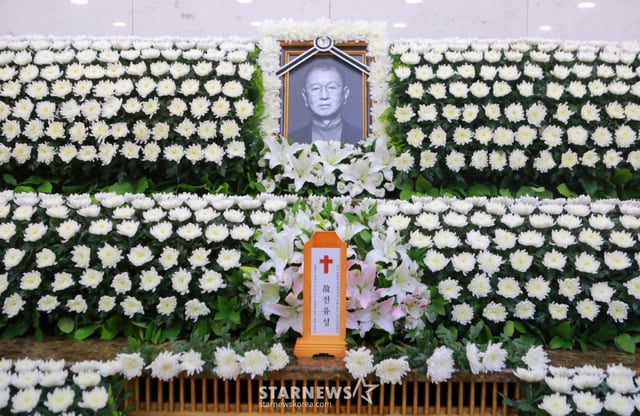 폐기흉 증세 악화로 치료 중 갑작스럽게 세상을 떠난 개그맨 故전유성의 빈소가 26일 서울아산병원 장례식장에 마련됐다. 발인은 28일. /사진공동취재단 2025.09.26 /사진=이동훈 photoguy@