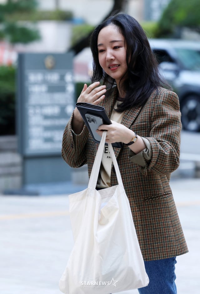 민희진과 하이브 간 주주간계약 해지 확인 및 풋옵션 청구 소송 변론기일인 11일 민희진 전 대표가 서울지방법원에 들어서고 있다. /2025.09.11 /사진=김휘선 hwijpg@